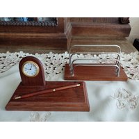 Mid Century 60Er Jahre Teak Holz Schreibtisch Set Holz Stifthalter Mit Uhr/Kartenhalter, Für Büro von AntiqueXmas