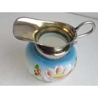 Vintage 1900Er Jahre. Handbemaltes Milchkännchen Milchglas Mit Versilbertem Henkel Und Ausgießer Vintage 1900Er Jahre. Handbemaltes Milchkännchen Milchglas Mit Versilbertem Henkel Und Ausgießer von AntiqueXmas