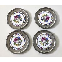 4 Vintage Zinnteller Untersetzer Porzellan Mit Zinnmontur Und Blumen Dekor 10cm 4 Vintage Zinnteller Untersetzer Porzellan Mit Zinnmontur Und Blumen Dekor 10cm von Antiqueliebe