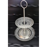 Hübsche 2-stöckige Klarglas-Etagere, Relief Aus Pressglas Auf Metallfuß von Antiqueliebe