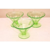 Vintage Bundes Grünes Uranglas-Sorbet-Set - 1930Er Jahre Vintage Bundes Grünes Uranglas-Sorbet-Set - 1930Er Jahre von AntiqueologyToday