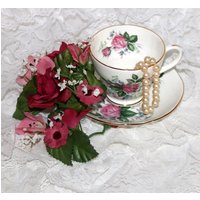 Vintage Duchess Teetasse Mit Untertasse Rosa Rosen, Silberfarbene Akzente von AntiqueologyToday