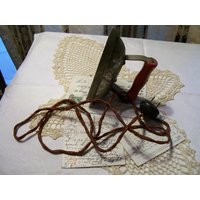 Vintage Lady Dover Bügeleisen Mini Größe 1, 5 Pfund Ungetestet Vorbesitz Vintage Lady Dover Bügeleisen Mini Größe 1, 5 Pfund Ungetestet Vorbesitz von AntiqueologyToday