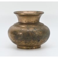 Alter Messing Handgeschnitzter Ovaler Wassertopf Traditionelle Handarbeit Dekorative Buddhistisch Tibet Nepal Alter Messing Handgeschnitzter Ovaler Wassertopf Traditionelle Handarbeit Dekorative Buddhistisch Tibet Nepal von AntiquesFromAsia