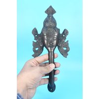 Göttin Tara Gesicht Geschnitzt Messing Türgriff Schloss Alte Antike Metall Tür Zieht Handgemachte Vintage Figur Türschloss Buddhismus Tibetisch Nepal von AntiquesFromAsia