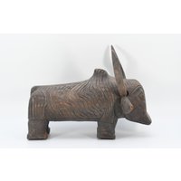 Handgeschnitzte Vintage Stier Skulptur Massivholz von AntiquesFromAsia