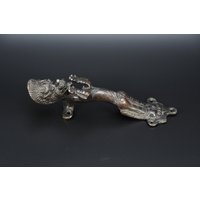 Lion Geschnitzte Türgriff Singha Entworfen Tür Pulls Handgemachte Vintage Figur Griff Skulptur Home Office Dekoration Tibeter Nepal von AntiquesFromAsia
