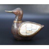 Vintage Seltene Hölzerne Entenstatue Alte Handgefertigte Messing Montierte Schwanfigur Nepal Vintage Seltene Hölzerne Entenstatue Alte Handgefertigte Messing Montierte Schwanfigur Nepal von AntiquesFromAsia