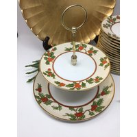 Fitz & Floyd Christmas Holly Pattern Zweistöckiges Serviertablett von AntiquesFromtheBLVD
