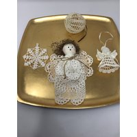 Vintage | 4 Handgehäkelte Ornamente. Mittelgroßer Engel, Kleiner Schneeflocke Und Ein Rundes Ornament. Von Hand Gehäkelter Engel. 4Er Set von AntiquesFromtheBLVD