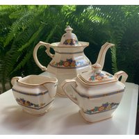 Sehr Seltene Enoch Wedgwood Oxford Muster Teekanne, Zuckerdose Und Milchkännchen Set, Art Deco Elfenbein Floral von AntiquesandCurio