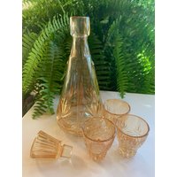 Vintage Leichtes Ringelblumen Fächermuster Glas Dekanter Und 3 Gläser von AntiquesandCurio