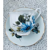 Vintage Mismatch Royal Albert Teetasse Und Ascot Unterteller, Blau Geblümt von AntiquesandCurio