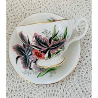 Vintage Queen Anne Porzellan Teetasse Und Untertasse, Rosa Orchidee von AntiquesandCurio