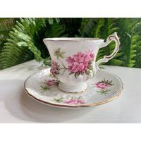 Vintage Roslyn Rosa Blumenmuster Porzellan Sockel Teetasse Und Untertasse von AntiquesandCurio