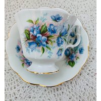Vintage Royal Albert Blau Blumenmuster Porzellan Überbackene Teetasse Und Untertasse von AntiquesandCurio