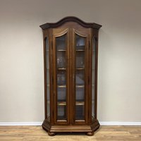 Vitrine I Barock Stil | Nussbaum Ideal Fürs Wohnzimmer Vitrine I Barock Stil | Nussbaum Ideal Fürs Wohnzimmer von Antixxteam