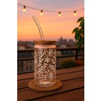 Trinkglas "Boho Glas Mit Weißen Blumen' Bambusdeckel & Glasstrohhalm, Ca. 470 Ml von AnubaDesign