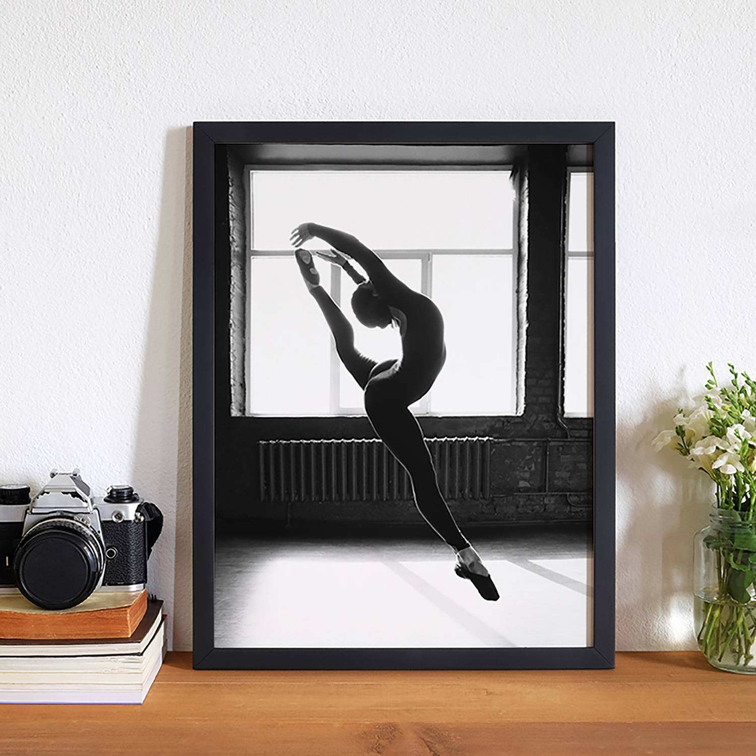 Bild Ballerina Dancing Indoors von Any Image