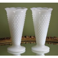 1970Er Milchglasvase Mit Hobnail Muster. Set Von Zwei Kegelförmigen Vasen von AnythingDiscovered