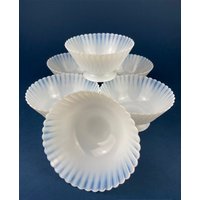 Antike Macbeth-Evans Monax Milchglas Petal Ware Servierschalen. Satz Von Sechs Art Deco Seltene Sammlerstücke von AnythingDiscovered