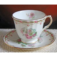 Antike Tasse Und Untertasse Mit Rosenmuster Von Duchess, England von AnythingDiscovered