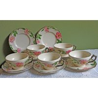 Antikes Keramik-Tassen-Untertassen-Set Mit Wüstenrosen-Muster. Set Von Sechs Franziskaner Sammlerkeramik Und Zwei Tellern, Hergestellt in Den Usa von AnythingDiscovered