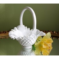 Fenton Milchglaskorb. Hobnail Design Korb. Gekräuselter Und Ausgebogter Rand. Milchglas Korb Mit Griff. Sammlerstück Oder Hochzeitsdekor von AnythingDiscovered