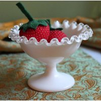 Fenton Silvercrest Glass Footed Bowl Mit Gekräuseltem Rand. Sammler Kristall Kompott. Weißes Serviergeschirr. Esszimmer Tisch Dekor. Geschenk Für Sie von AnythingDiscovered