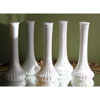 Geriffelte Vasen Aus Milchglas Mit Geripptem Muster. Set Fünf Vasen. Dekoration Für Hochzeitsfeiern Oder Den Heimgebrauch. 9" Groß von AnythingDiscovered