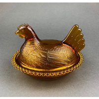 Glas Henne Auf Nest. Goldgelbes Huhn Im Korb. Schmuckteller Mit Deckel. Hohes Sammlerstück. Geschenk Für Sie Oder Ihn von AnythingDiscovered