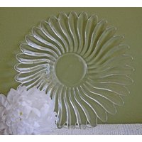 Glas Servierplatte. Platte Aus Klarglas Mit Gänseblümchenmuster Und Gewelltem Rand von AnythingDiscovered