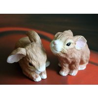 Häschen Figuren. Satinierte Handbemalte Porzellan Snuggle Babies Skulpturensammlung. Hasenpaar Von River Shore, 1988 von AnythingDiscovered