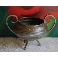Handgeschlagene Kupferschale. Antike Kupferschale Mit Füßen Und Griffen Aus Messing von AnythingDiscovered
