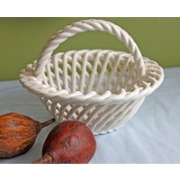 Keramik Korb Mit Henkel. Retikulierte Schale Für Display Oder Den Täglichen Gebrauch Zum Servieren Von Obst Süßigkeiten. Osterkorb Keramik Korb Mit Henkel. Retikulierte Schale Für Display Oder Den Täglichen Gebrauch Zum Servieren Von Obst Süßigkeiten. Osterkorb von AnythingDiscovered