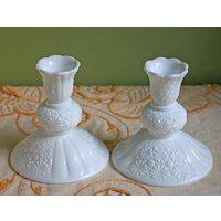 Kerzenleuchter Glas Milch. Paar Kerzenständer Mit Bündchen Und Gänseblümchen-Muster. Set Von Zwei Sammler Milchglas Kerzenständer. Wohnkultur von AnythingDiscovered