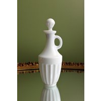 Linke Milchglas Flasche Mit Stopfen Und Griff. Urnenförmige Vase Dekanter, Behälter Zum Servieren Von Öl Oder Essig von AnythingDiscovered