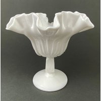 Milchglas Bonbondeller Mit Rüschenrand. Vintage, Weiße Trinket Schale. Fußschale Floralen Motiv von AnythingDiscovered
