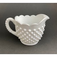 Milchglas Großer Milchkännchensahne Oder Saucenschale. Hobnail Servierplatte. Ausgebogter Rand Sahnekännchen Sauciere . Feines Essen Milchglas Großer Milchkännchensahne Oder Saucenschale. Hobnail Servierplatte. Ausgebogter Rand Sahnekännchen Sauciere . Feines Essen von AnythingDiscovered