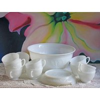 Milchglas Punch Bowl Set Mit Tassen Und Ständer. Weiße Glasschale Floral Geprägtem Dekor. Hochzeit Bowle, Ständer von AnythingDiscovered