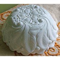 Milchglas Schüssel Mit Lotus Blüten Und Blättern. Große Verzierte Servierschale Für Hochzeitsfeier Oder Home Collection Milchglas Schüssel Mit Lotus Blüten Und Blättern. Große Verzierte Servierschale Für Hochzeitsfeier Oder Home Collection von AnythingDiscovered