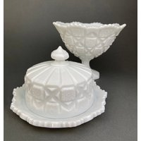 Milchglas Servierplatten. Waffelmuster Fußschale Und Passende Butterdose. Bogenkanten-Design. Moderne Tischdekoration von AnythingDiscovered