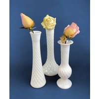 Milchglas-Vasen. Sammlung Von Drei Unterschiedlich Gesteppten Und Geformten Blumenvasen. Hochzeitsdekor. Frühlingsfest. Weiß Fine Brass. Finie von AnythingDiscovered