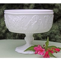 Milchglaskompott Oder Fußschale. Elegante Und Anmutige Form Mit Kunstvollem Design von AnythingDiscovered