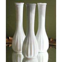 Milchglasvasen Mit Geripptem Muster Und Gewelltem Rand. Ein Set Aus Drei Vasen von AnythingDiscovered