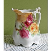 Milchkännchen. Antikes Porzellan-Milchkännchen Mit Handgemalten Rosen. Milchkännchen, Kleiner Krug Gewelltem Rand Und Sockel Schön Geformtem Griff von AnythingDiscovered