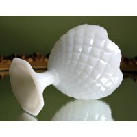 Moderne Milchglas Mit Gewellter Kante Und Gesteppter Textur von AnythingDiscovered