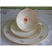 Porzellan Trio Von Lenox Mit Rhodora Muster. Teetasse Untertasse Und Teller Set von AnythingDiscovered