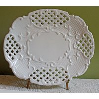 Servierplatte Aus Porzellan Mit Aufwendigem Retikuliertem Design. Ovale Platte Spitzendekor. Großer Ovaler Servierteller. Esszimmer Dekor von AnythingDiscovered