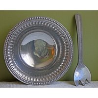Servierschale Aus Metall Mit Salatgabel Von Wilton Armetale von AnythingDiscovered